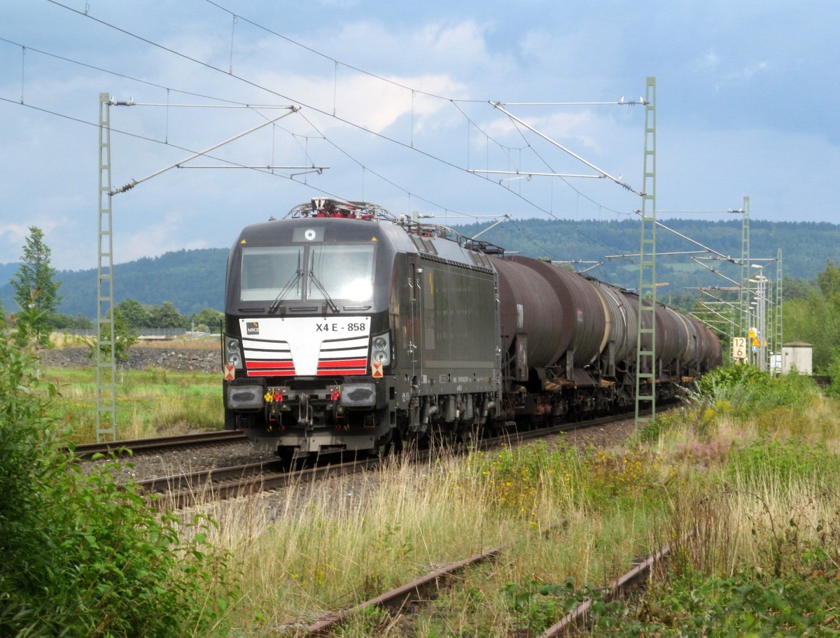 MRCE X4E 858 am Schluss eines Kesselwagenzuges am 23. August 2014 in Neuses (bei Kronach) in Richtung Saalfeld.