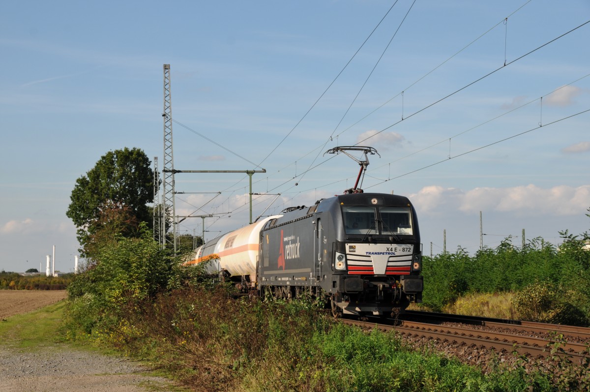 MRCE X4E-872 zog einen Kesselwagenzug durch Porz-Wahn Richtung Süden. Aufgenommen am 27/09/2014.