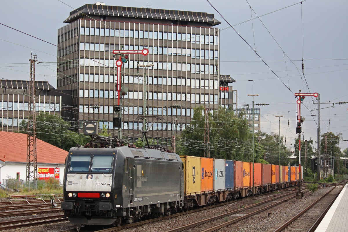 MRCE/boxXpress.de 185 544 am 19.8.13 mit einem Containerzug in Düsseldorf-Rath.