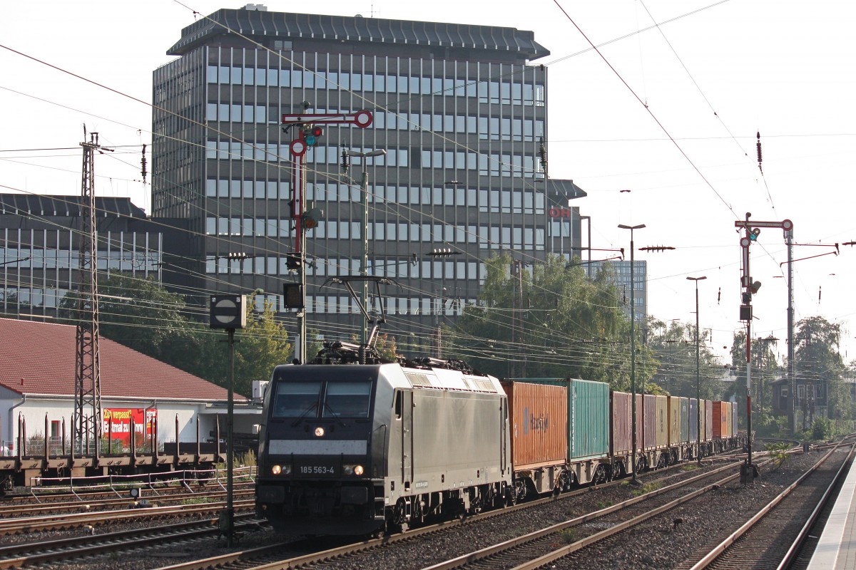 MRCE/boxXpress.de 185 563 am 7.10.13 mit einem Containerzug in Düsseldorf-Rath.