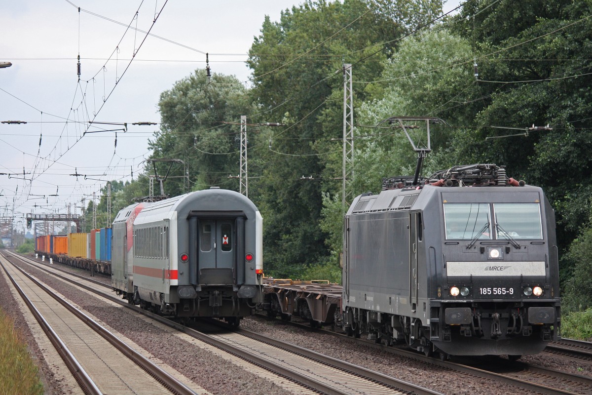 MRCE/boxXpress.de 185 565 am 8.8.13 mit einem Containerzug in Dedensen-Gümmer.