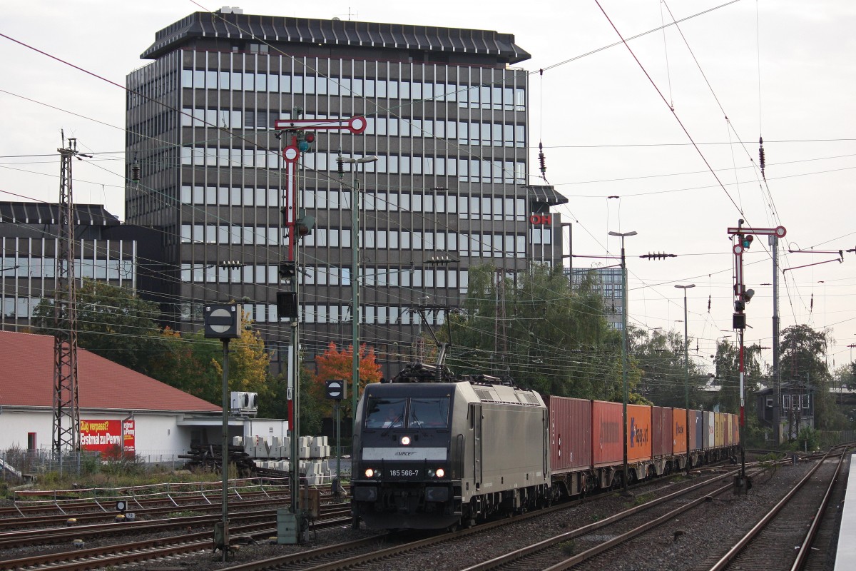 MRCE/boxXpress.de 185 566 am 18.10.13 mit einem Containerzug in Düsseldorf-Rath.