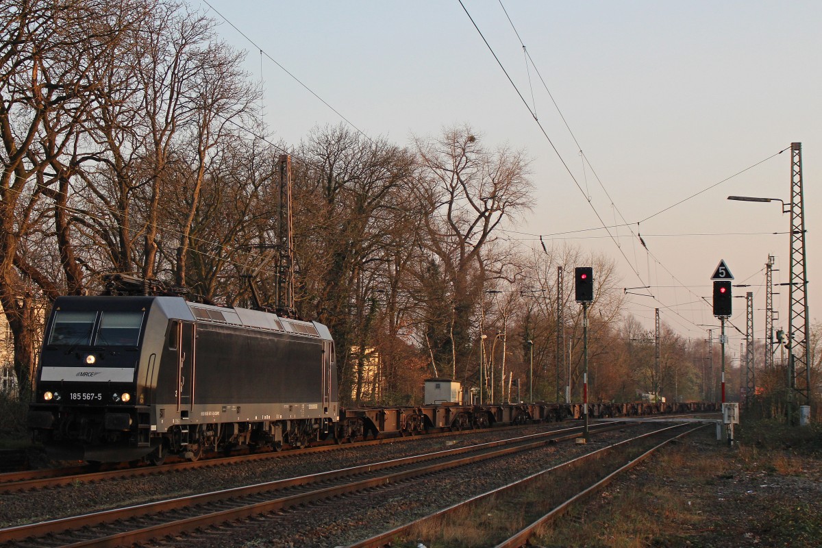 MRCE/boxXpress.de 185 567 am 12.3.14 mit einem Containerwagenzug in Ratingen-Lintorf.