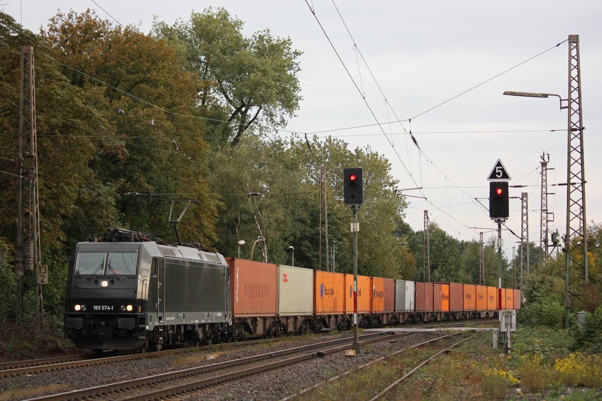 MRCE/boxXpress.de 185 574 am 14.10.13 mit einem Containerzug in Ratingen-Lintorf.