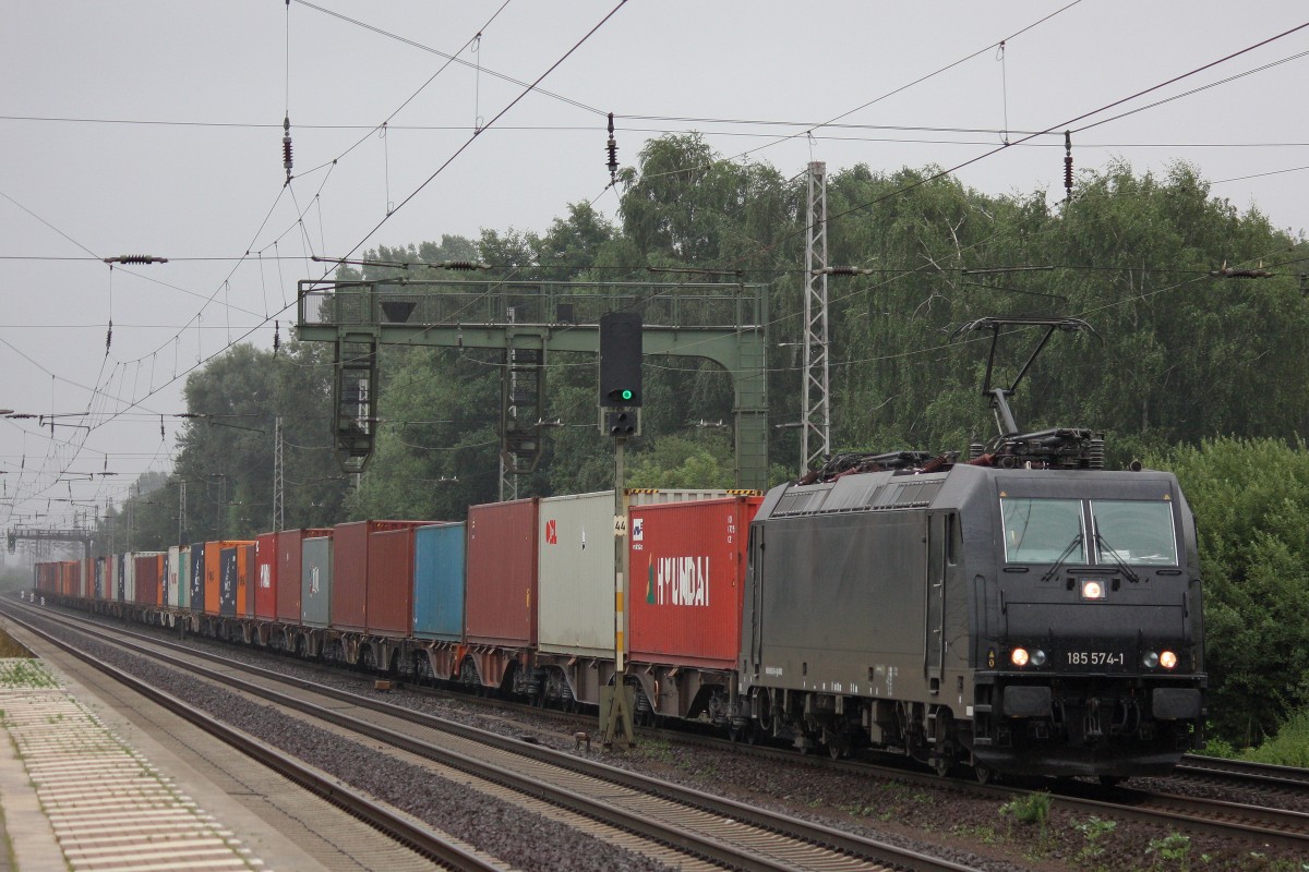 MRCE/boxXpress.de 185 574 am 8.8.13 mit einem Containerzug in Dedensen-G�mmer.
