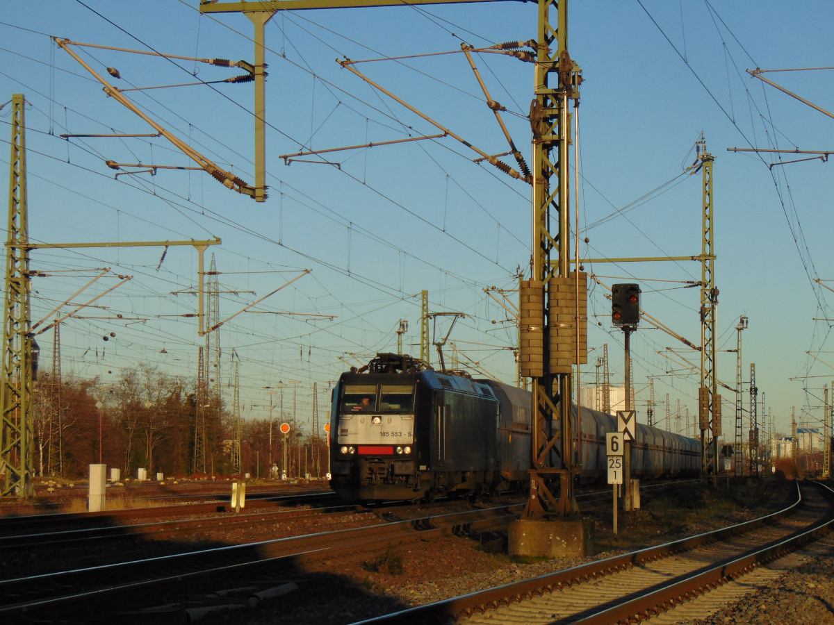 MRCE/Captrain 185 553 fährt mit dem französischen Kohlezug durch Oberhausen West. Am 18.12.2020