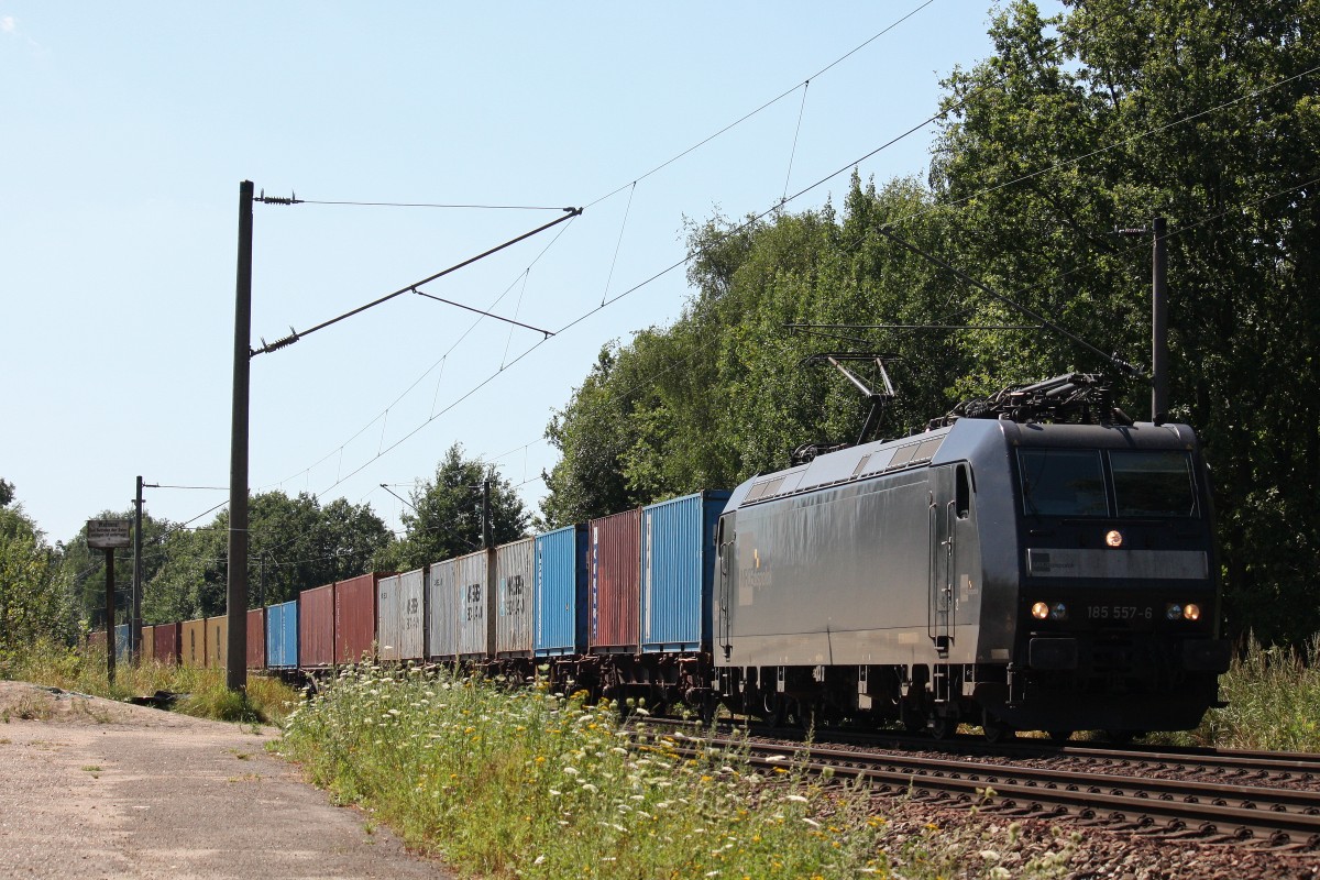 MRCE/CTL Logistics 185 557 am 2.8.13 mit einem Containerzug in Hamburg-Moorburg.