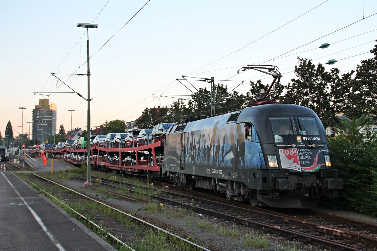 MRCE/DB Fernverkehr ES 64 U2-009 (182 509-0)  EUROPA HATÁROK NÉLKÜL 25éve  am Morgen des 27.08.2016, als sie die Autotransportwagen des ARZ 1499 (Hamburg Altona - Lörrach Gbf), den sie zuvor an die Schweizer Grenze brachte, im Terminal zum Entladen rangierte.