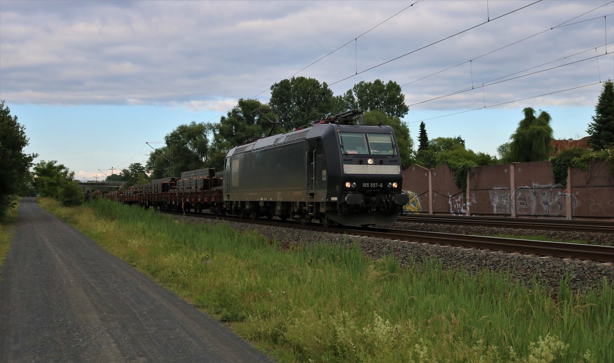 MRCE/Dispolok Bombardier Traxx 185 557-6 mit einen Stahlträgerzug in Rodenbach (Main Kinzig Kreis) am 11.06.20