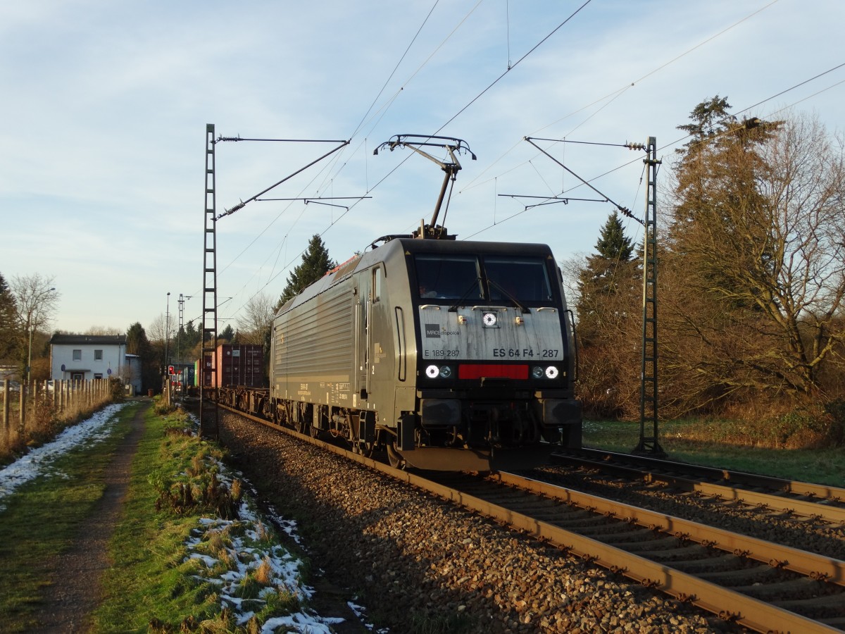 MRCE/Dispolok ES 64 F4-287 (189 287) am 05.01.15 mit Containern bei Hanau West KBS 640