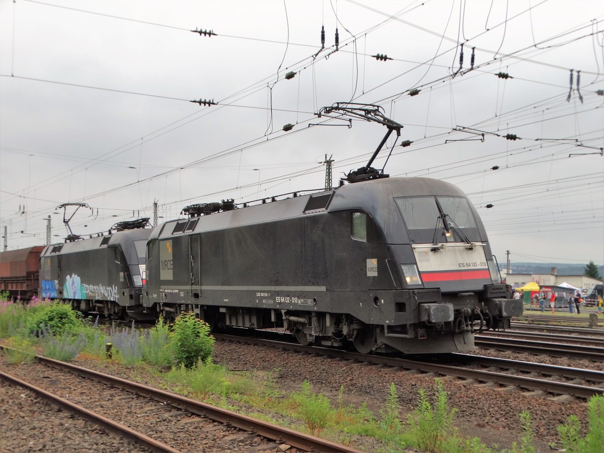 MRCE/Dispolok ES 64 U2-018 (182 518) und ES 64 U2-xxx (182 xxx) am 16.06.17 beim Sommerfest in Koblenz von einen Gehweg aus fotografiert