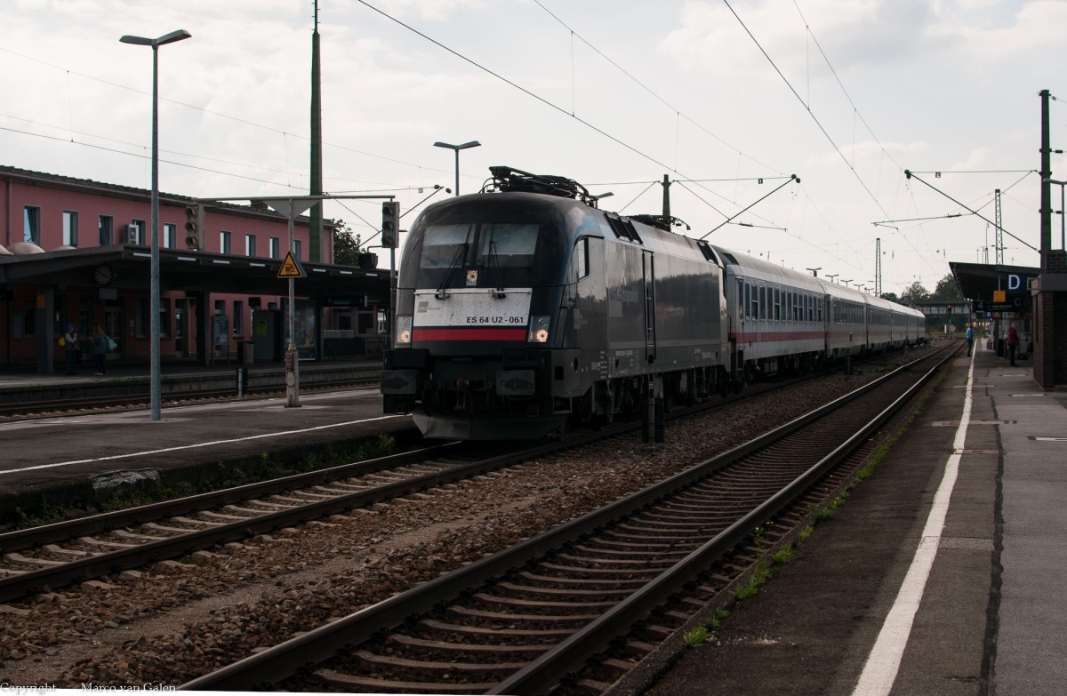 MRCE/Dispolok ES 64 U2 061/ 182 561-1-D-Dispo (Bosporussprinter) ist mit IC 2083 (Königssee) unterwegs von Hamburg nach Berchtesgaden, hier bei Einfahrt von Freilassing am 14.09.2012.