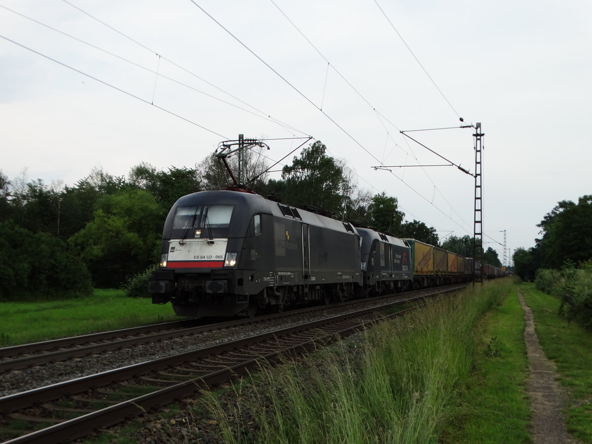 MRCE/Dispolok ES 64 U2-065 + ES 64 U2-xxx mit KLV bei Hanau West KBS 640 am 05.06.16