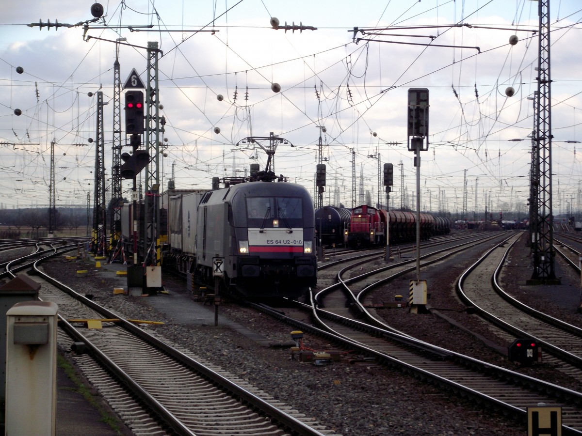 MRCE/Dispolok ES 64 U2 10 (182 010) mit  KLV in Mainz Bischofsheim Rbf am 20.02.14