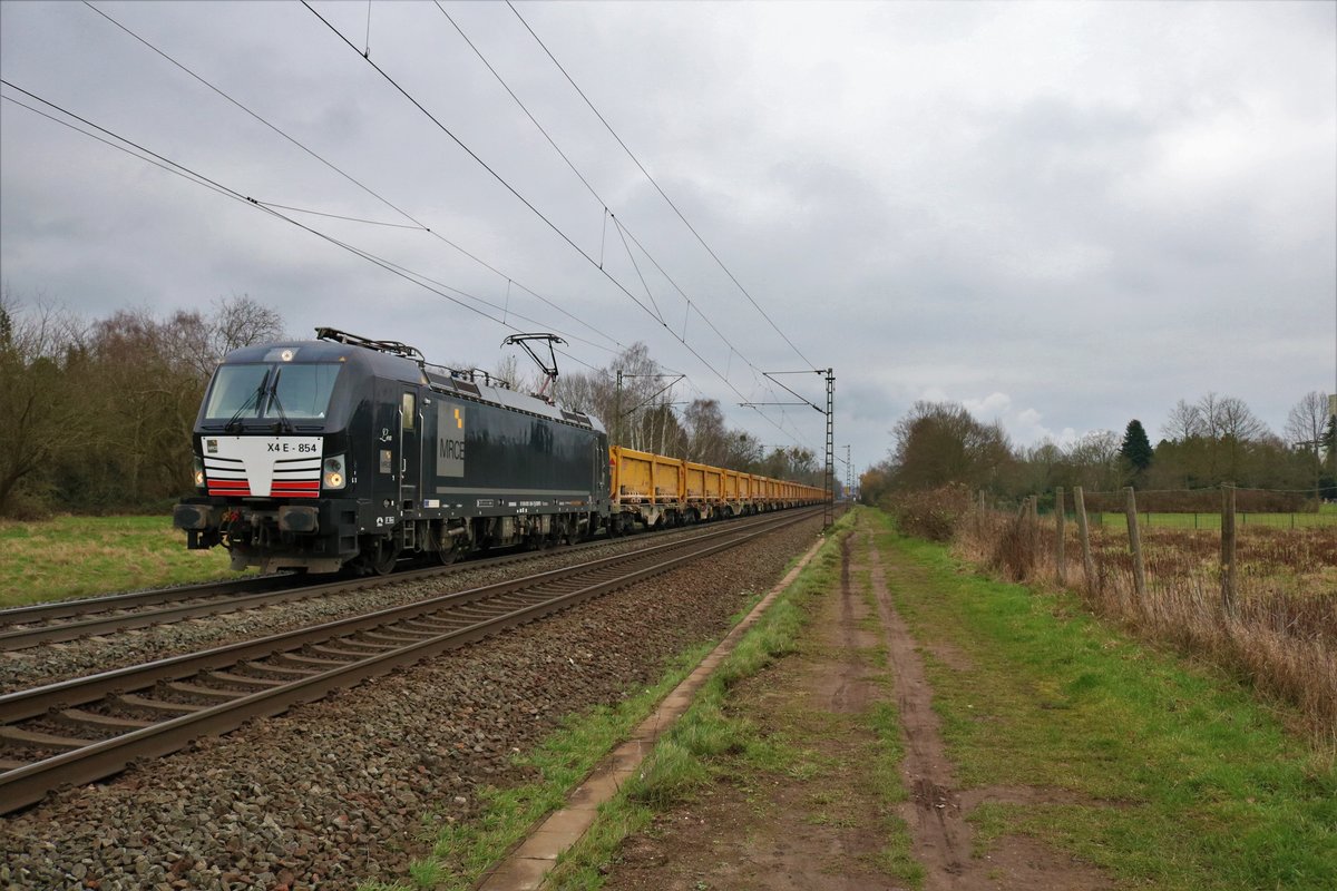 MRCE/Dispolok Siemens Vectron X4-854 (193 854) mit dem Stuttgart 21 Aushubzug bei Hanau West am 10.02.18 