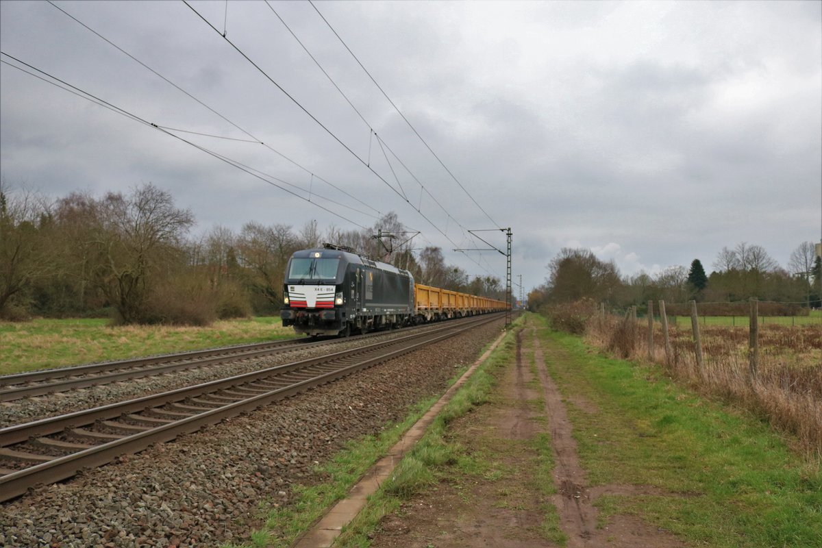 MRCE/Dispolok Siemens Vectron X4-854 (193 854) mit dem Stuttgart 21 Aushubzug bei Hanau West am 10.02.18 