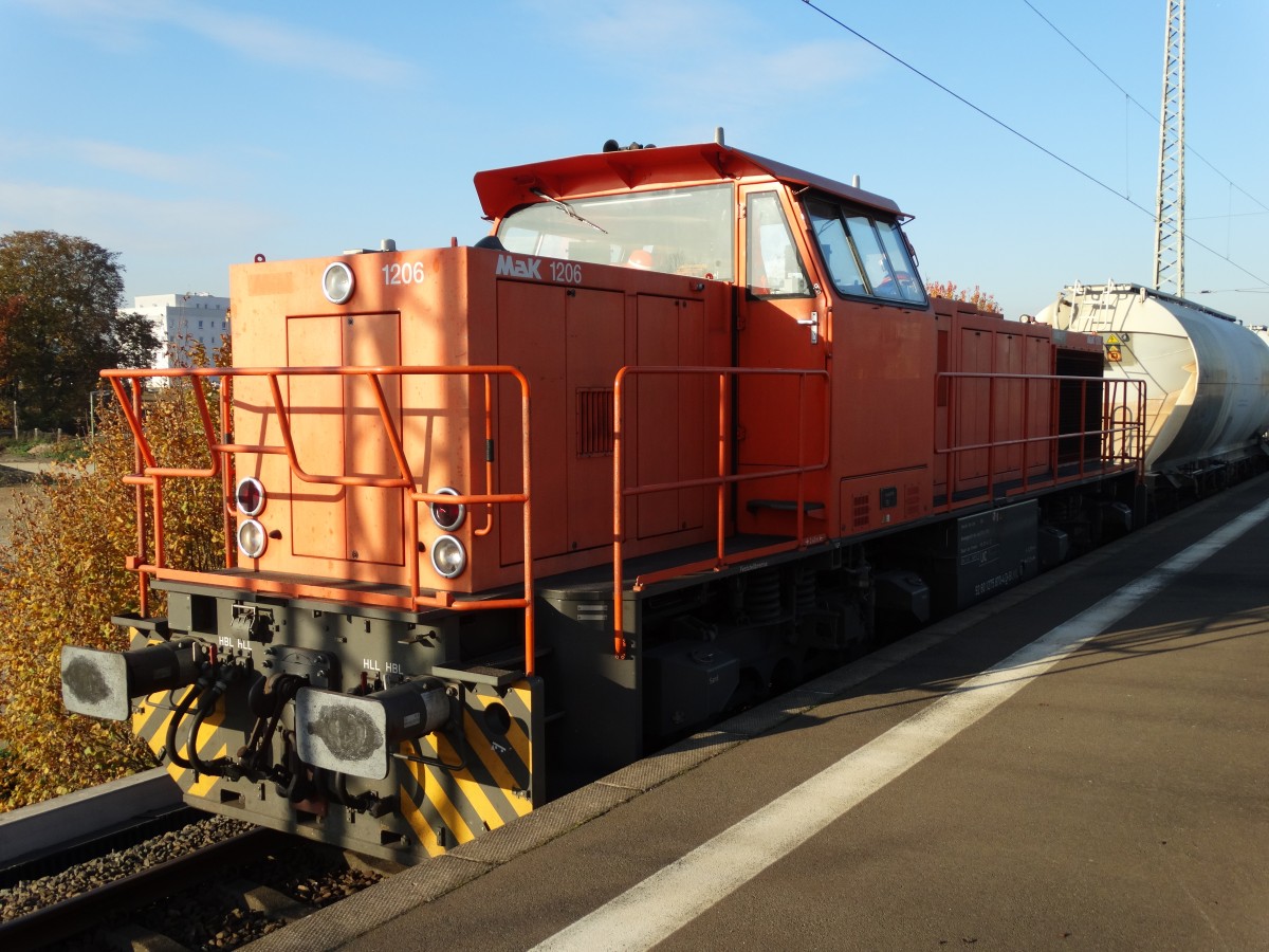 MRCE/Dispolok Vossloh G1206 BB (BR 275) mit GATX Silowagen am 05.11.15 in Bad Vilbel Bhf
