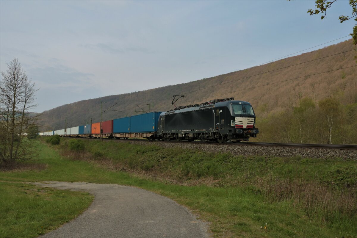 MRCE/Dispolok X4 E-643 (193 643-4) mit Containerzug in Wernfeld (Bayern) am 01.05.21