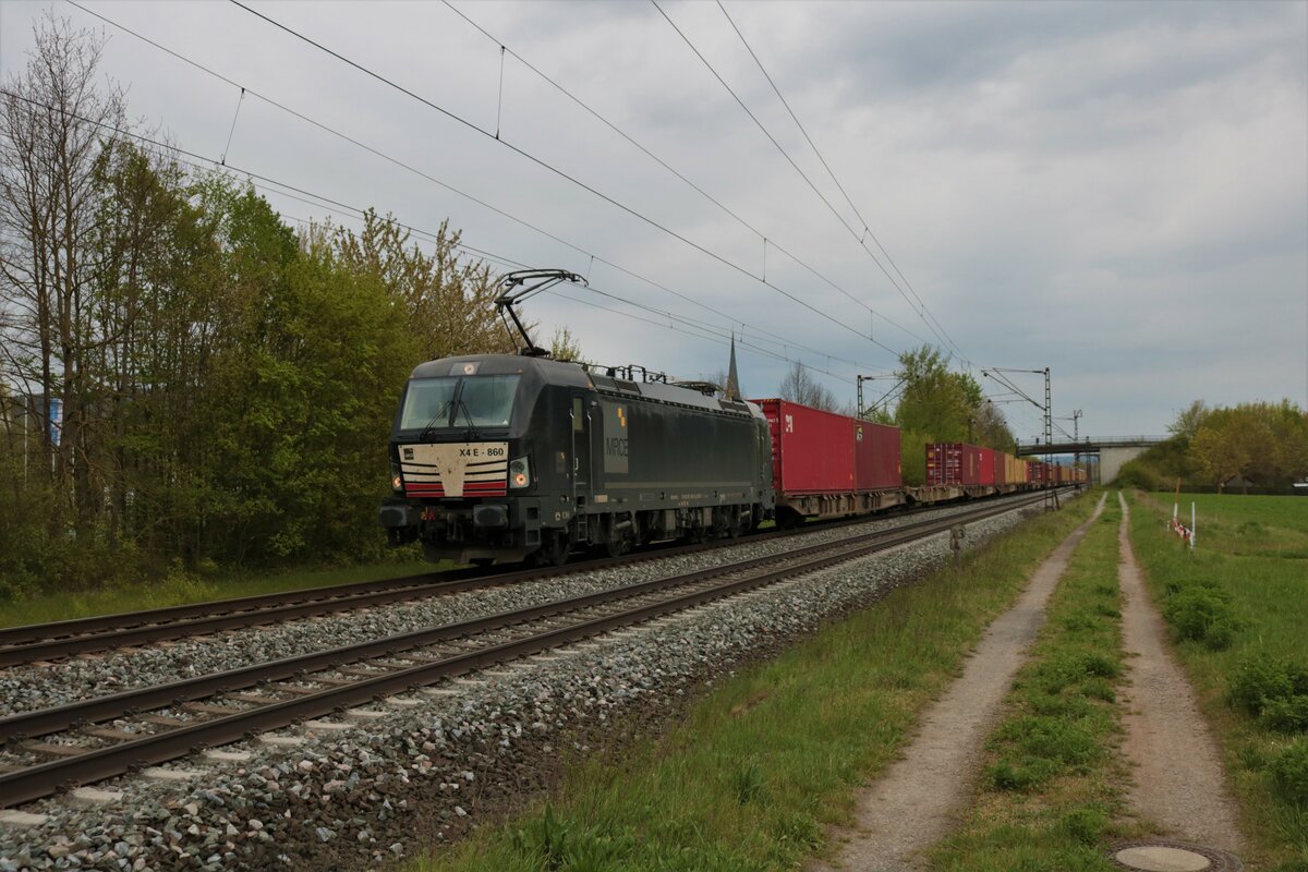MRCE/Dispolok X4 E-860 Siemens Vectron (193 860-4) mit Containerzug in Thüngersheim am 01.05.21