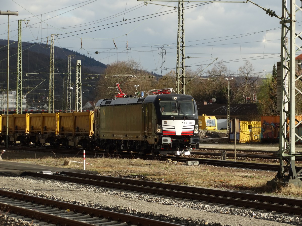 MRCE/Dispolok X4 E-864 Vectron (193 864) mit dem Stuttgart 21 Abraumzug am 27.03.15 in Heidelberg