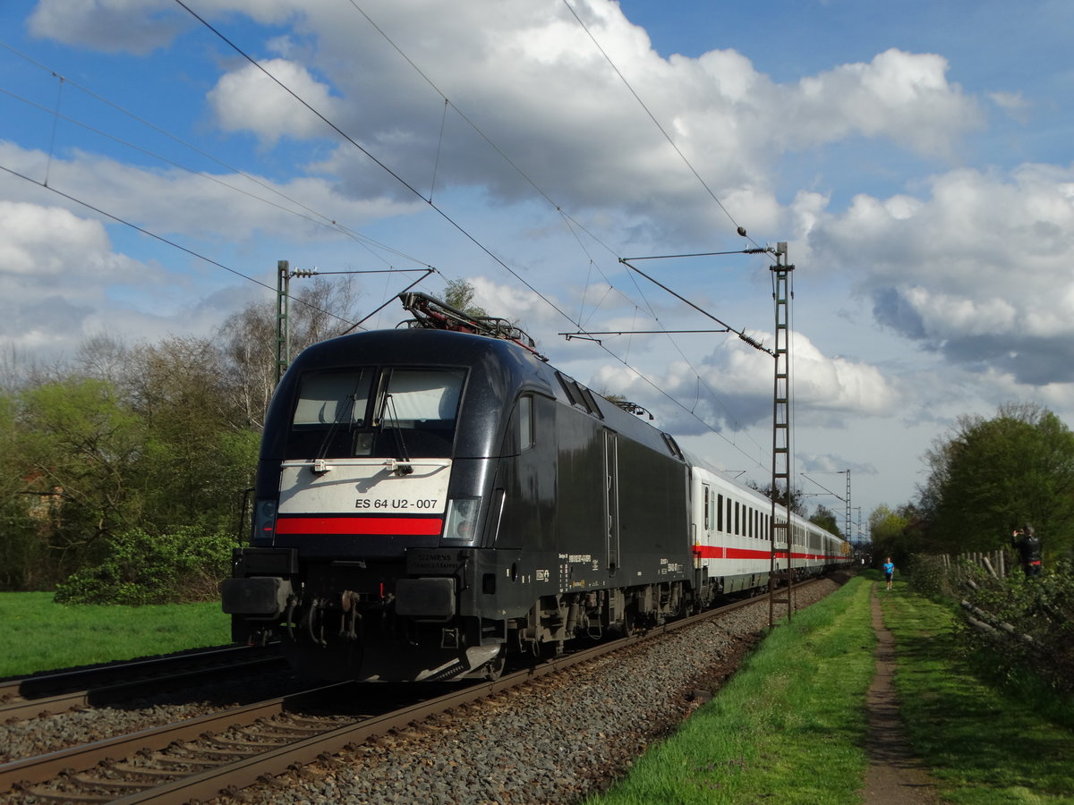 MRCE/Dispook ES 64 U2-007 (182 507) am Ende eines IC am 15.04.16 bei Hanau West