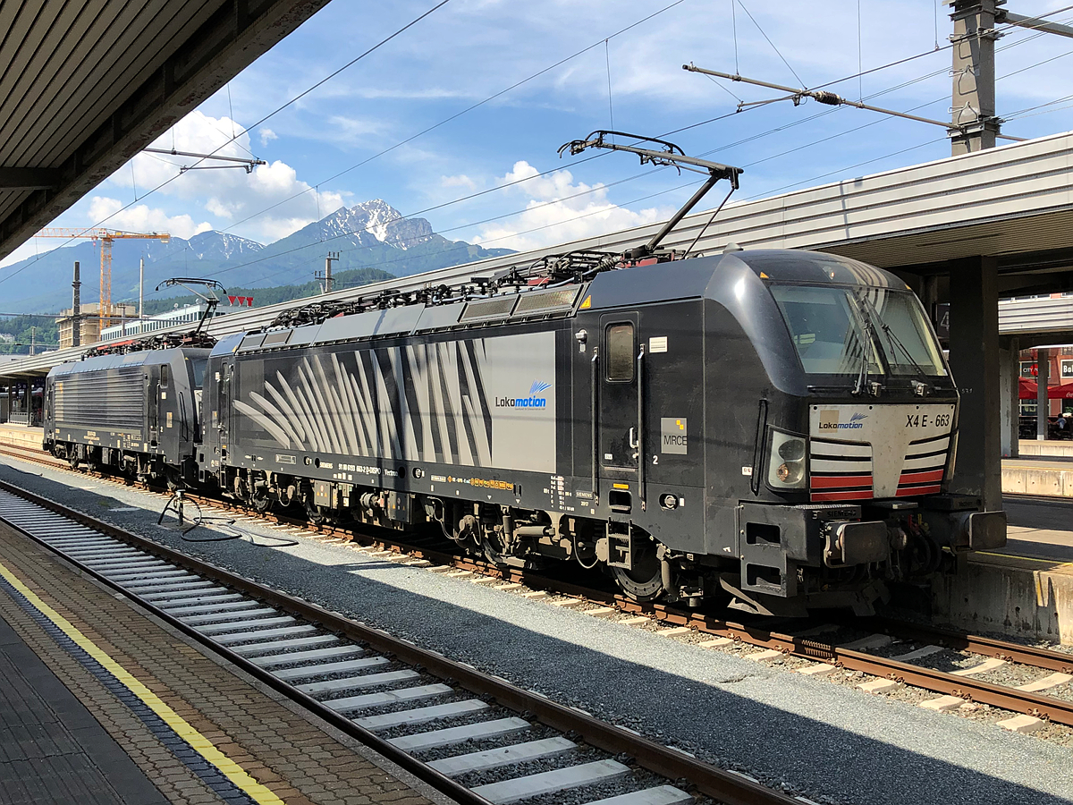 MRCE/Lokomotion Lokzug vom Brenner richtung Kufstein bei der Durchfahrt auf Gleis 5. Zuglok war die Lokomotion 193 663-2 (X4E-663). Innsbruck Hbf am 12.06.2021