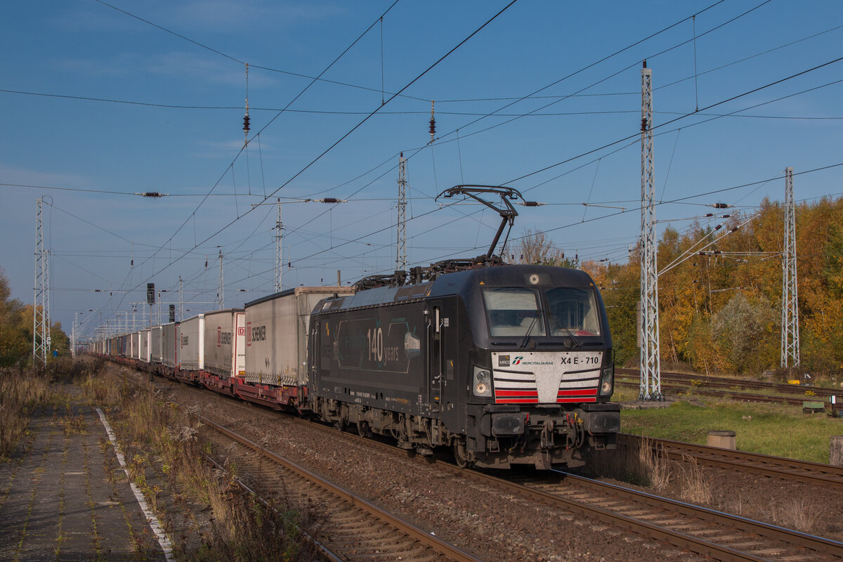 MRCE/Mercitalia 193 710-1 mit einem KLV-Zug von Rostock-Seehafen in Richtung Berlin. Fotografiert am 30.10.2022 am ehemaligen Haltepunkt Dierkow. 