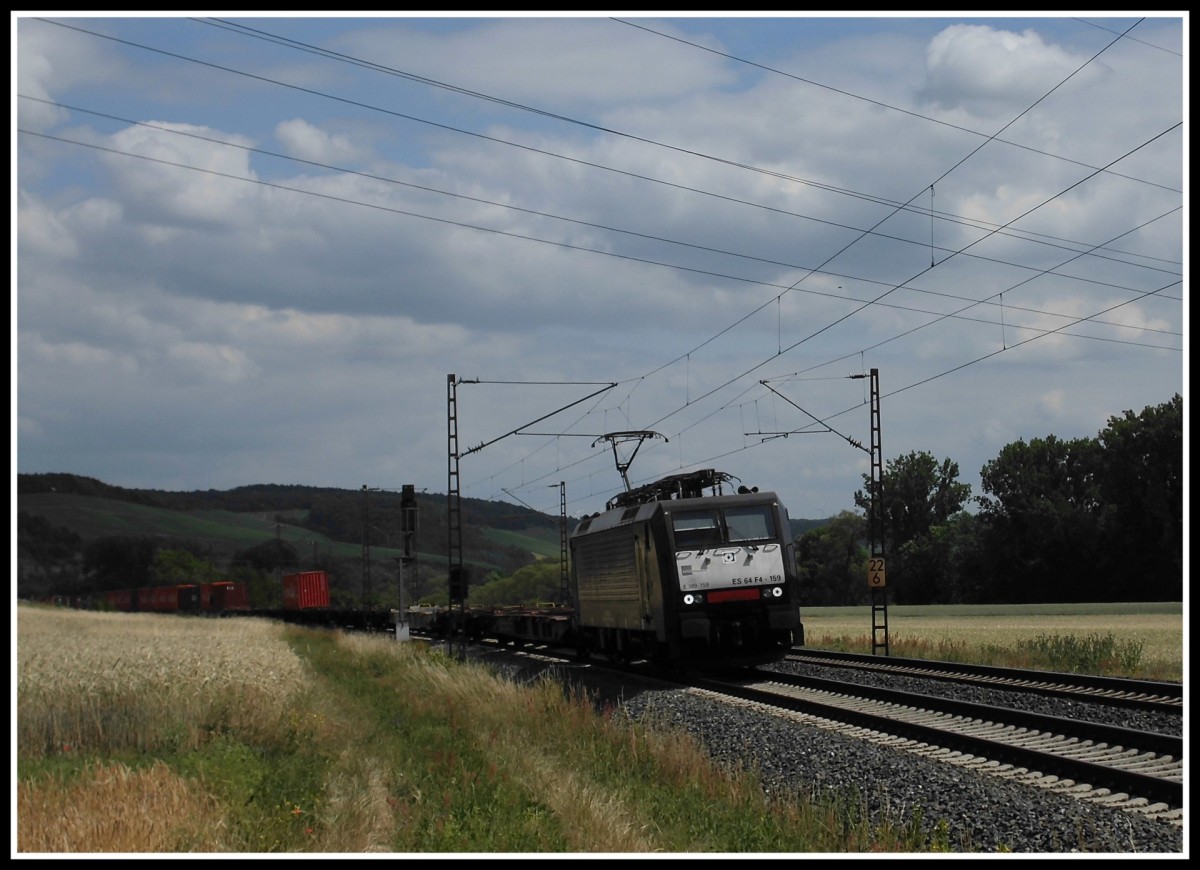 MRCE/Metrans ES64F4 - 159 durchfährt am 21.6.14 mit einem Containerzug das Maintal in Fahrtrichtung Gemünden (Main).
Fotografiert kurz vor Karlstadt (Main).
