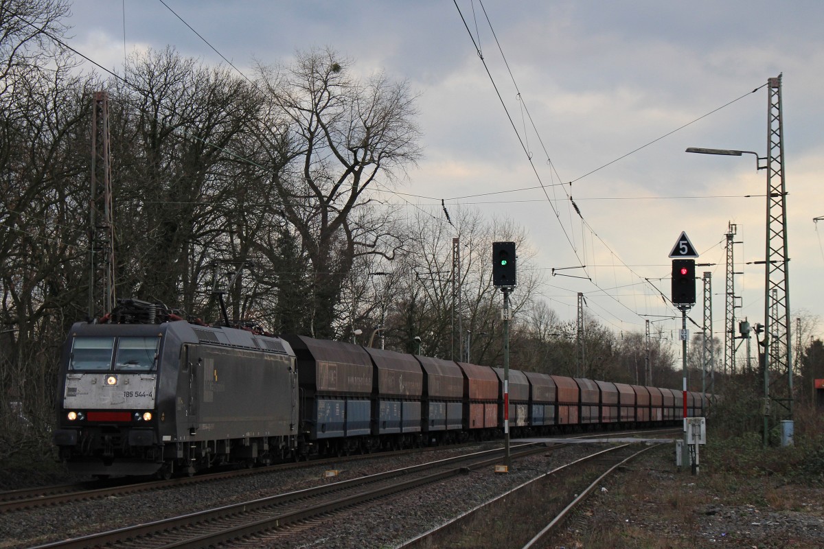 MRCE/NIAG 185 544 am 4.3.14 mit einem leeren Kohlewagenzug nach Moers Gbf in Ratingen-Lintorf.