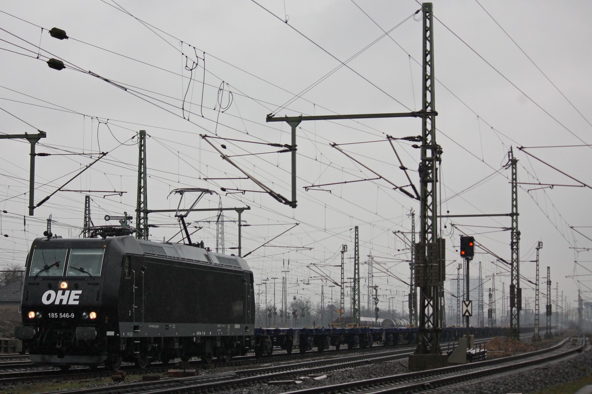 MRCE/OHE 185 546 am 9.3.13 mit leeren Containerwagen in Oberhausen-West.