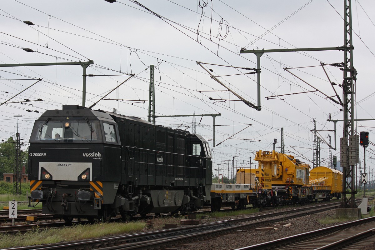 MRCE/RTS 272 407 am 1.6.13 mit einem Bauzug in Oberhausen-West.