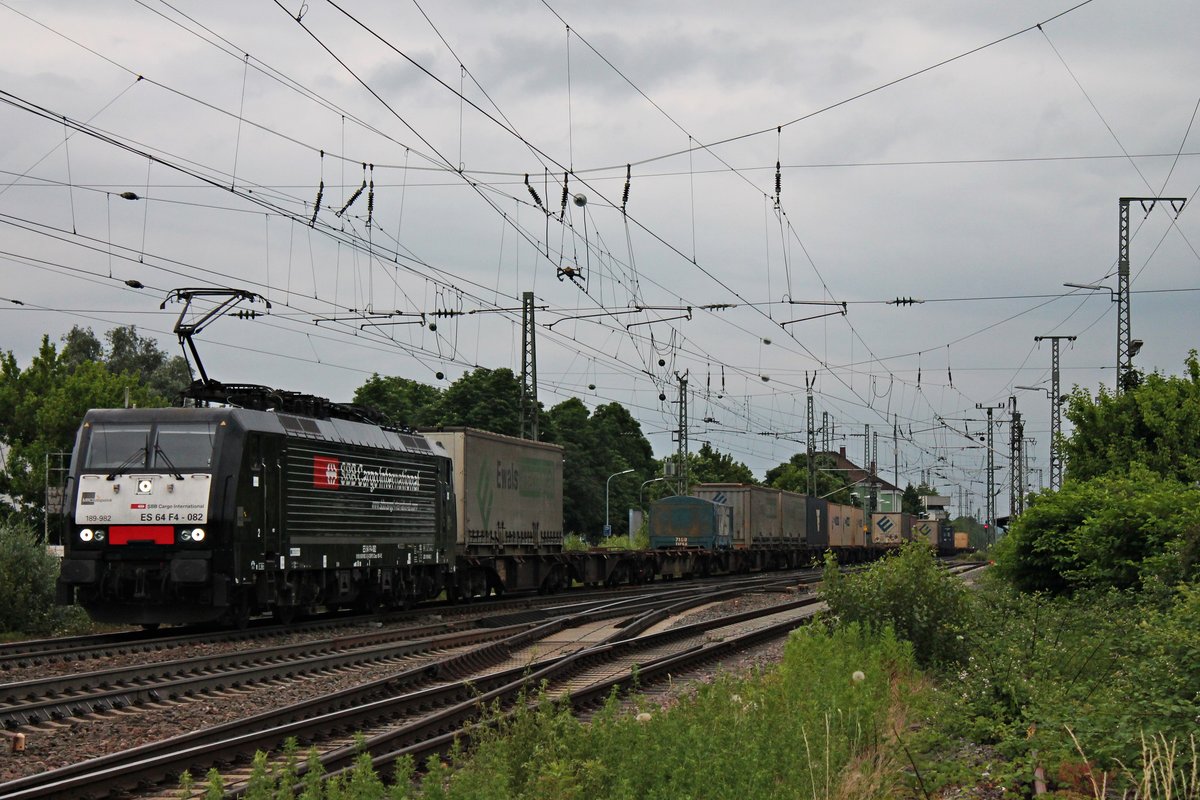 MRCE/SBB Cargo International ES 64 F4-082 (189 982-2) am 09.06.2015 bei der Durchfahrt mit einem Containerzug in Richtung Holland in Müllheim (Baden) gen Freiburg.