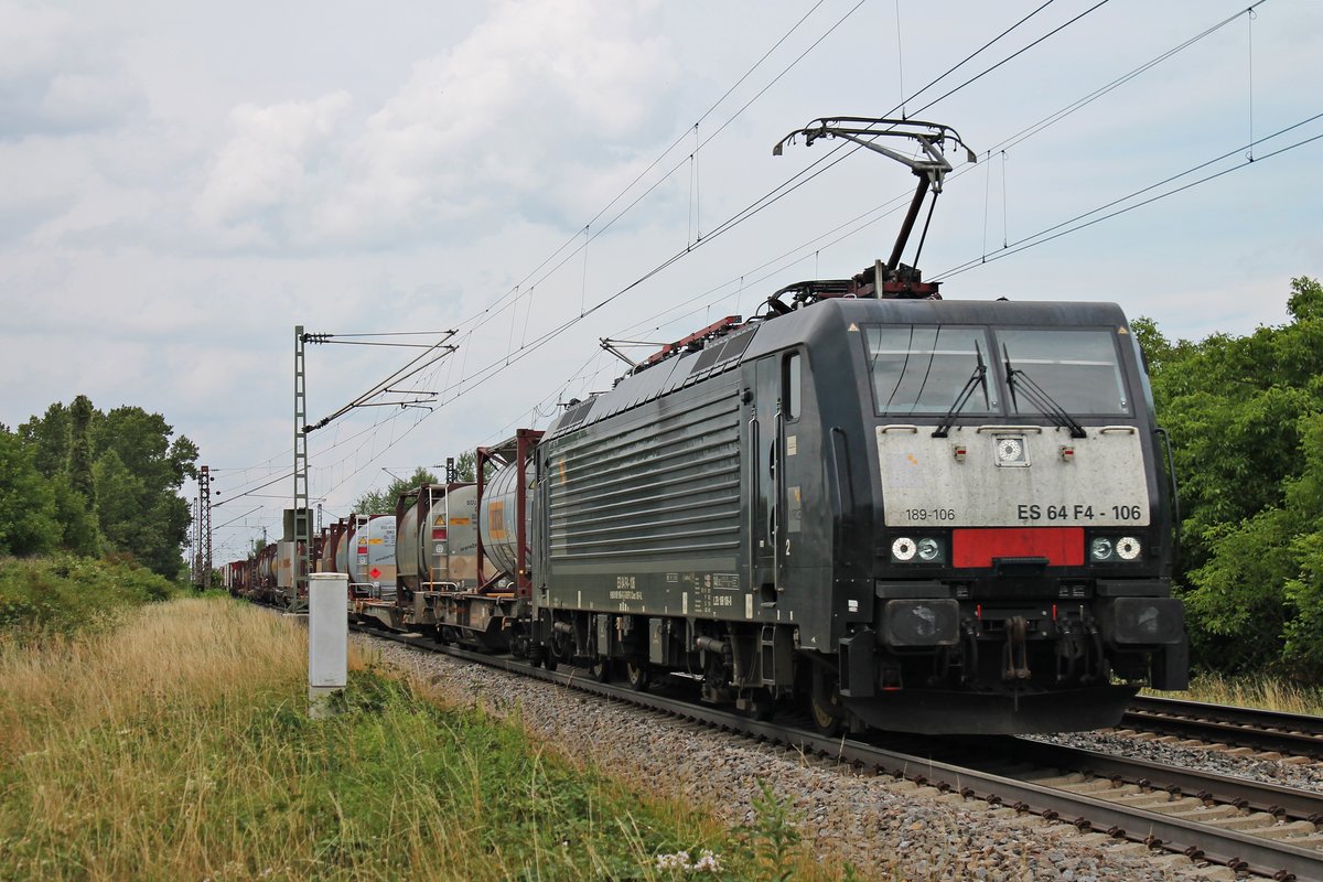 MRCE/SBBCI ES 64 F4-106 (189 106-8) am Nachmittag des 22.07.2017 mit einem Containerzug, als sie bei Buggingen durchs Rheintall gen Basel fuhr.