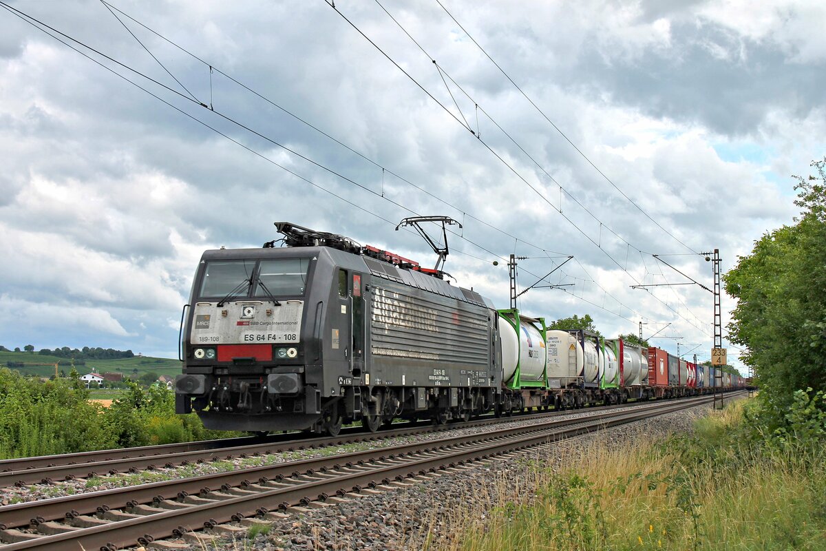 MRCE/SBBCI ES 64 F4-108 (189 108-4)  Alpäzähmer  mit einem Containerzug aus Italien am 02.07.2020 nörldich von Hügelheim.