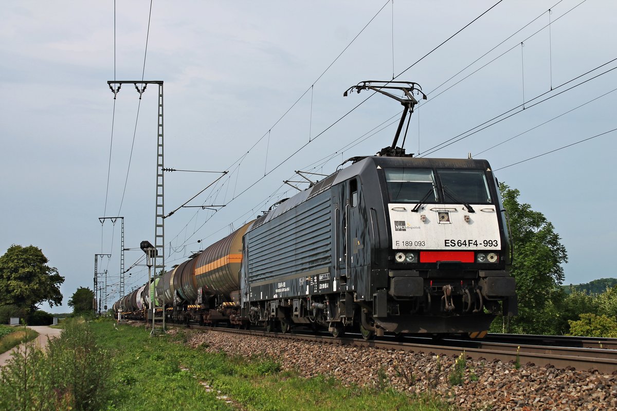 MRCE/SBBCI ES 64 F4-993 (189 093-8) bespannte am 08.06.2018 den  BASF -Zug DGS 49069 (Ludwigshafen BASF Ubf - Basel SBB Rbf), als sie zwischen Hügelheim und Müllheim (Baden) durchs Markgräflerland in Richtung Schweizer Grenze fuhr.