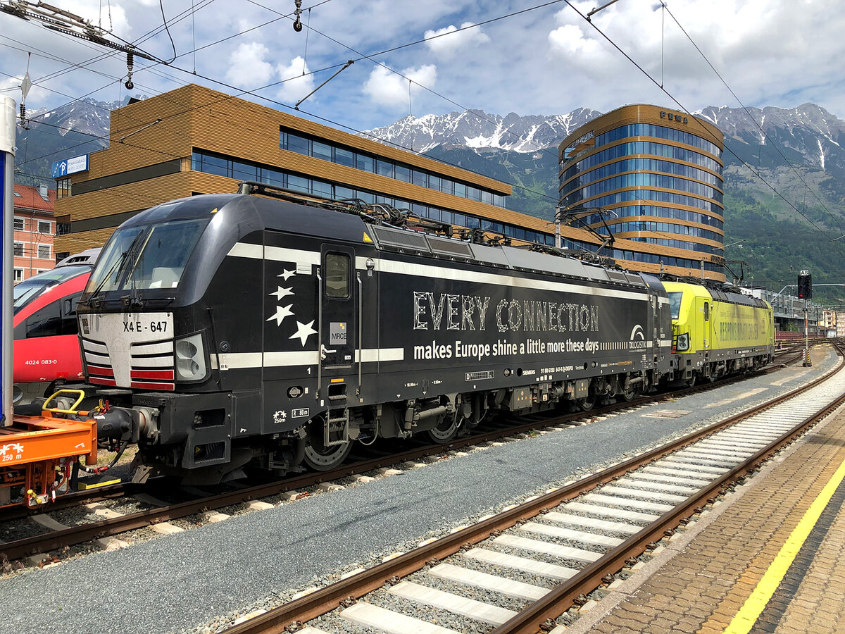 MRCE/TXLogistik X4E-647 (193 647-5) und TXLogisitik 193 553-5 warten auf Gleis 5 mit einem KLV Zug auf die Ausfahrt richtung Kufstein. Innsbruck Hbf am 04.06.2021 
