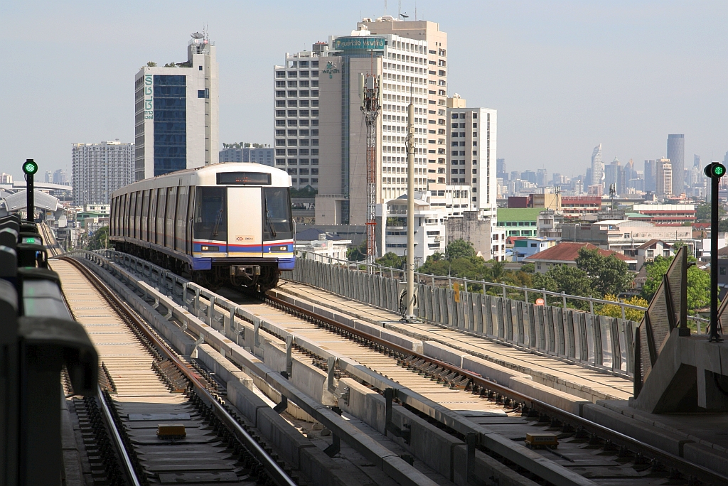 MRT 1014 fährt am 19.November 2019 in die Bang Wa Station (BL34) ein.