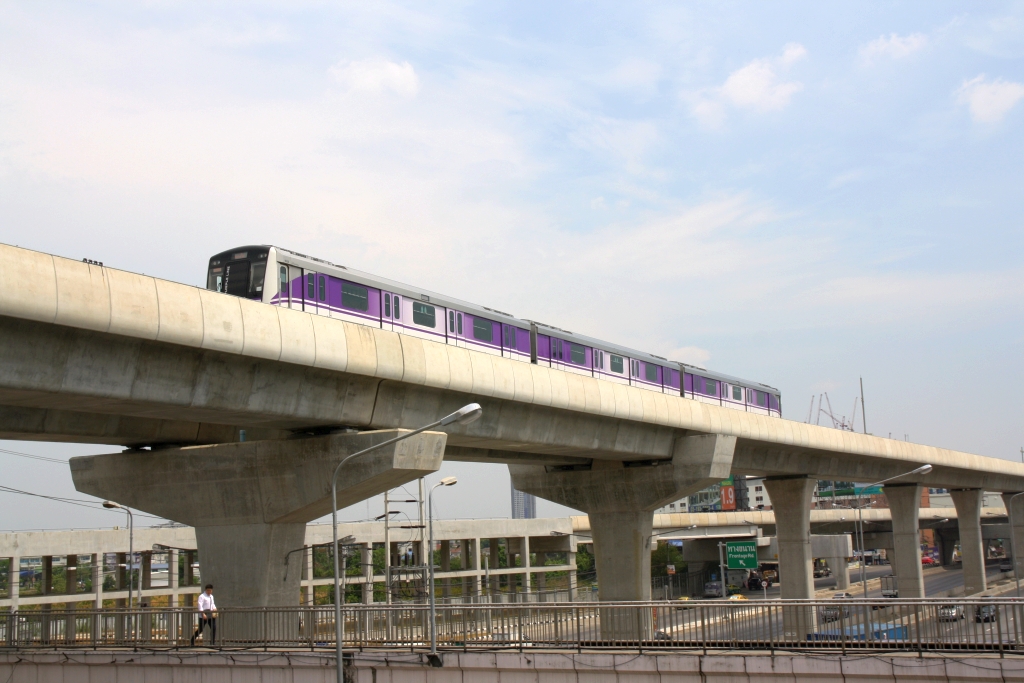 MRT 1020 fährt am 25.März 2017 in die Khlong Bang Phai Station (PP01) ein.