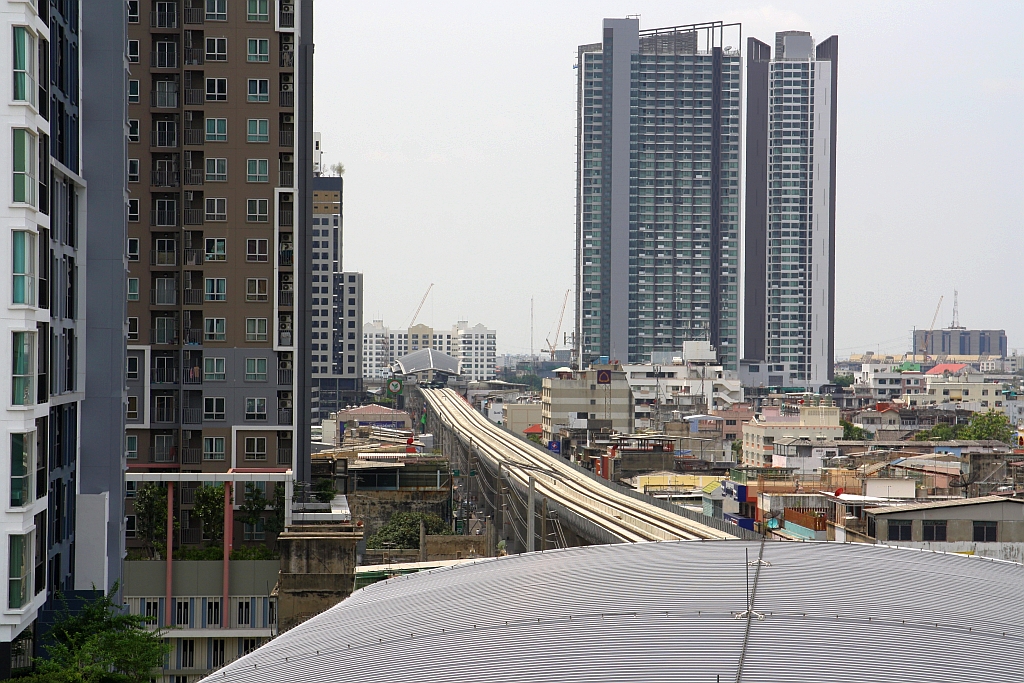 MRT Bang Pho Station (BL09) von der MRT Tao Poon Station (PP16) gesehen. Bild vom 25.März 2017.