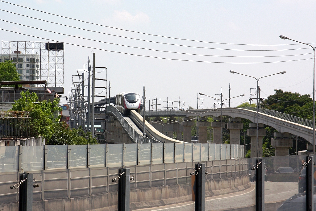 MRT PM07 (Hersteller: Bombardier Transportation + CRRC Nanjing Puzhen, Type Innovia Monorail 300) nahe der Ram Inthra 3 Station (PK17). - Bild aufgenommen am 01.März 2026 von der Wat Phra Sri Mahathat Station (PK16).
