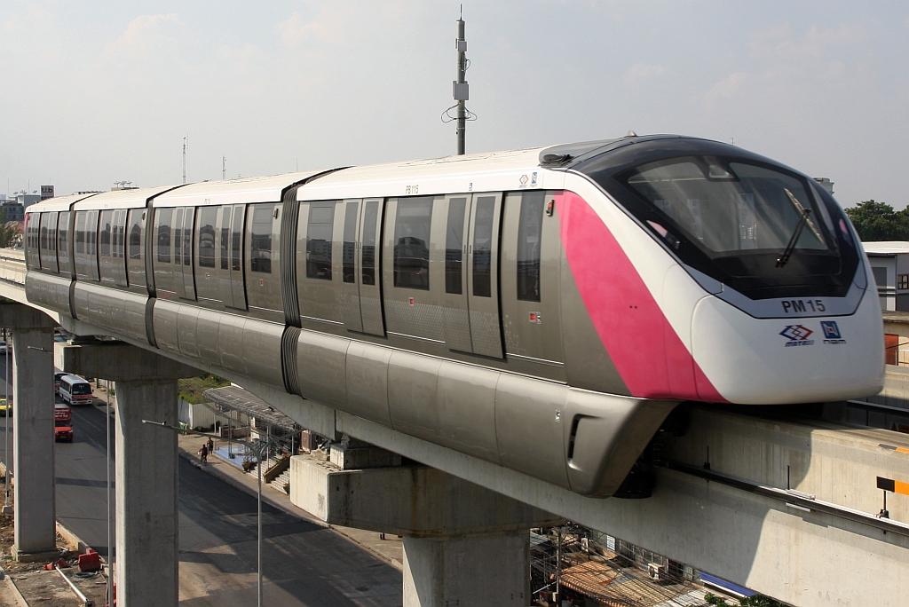 MRT PM15 (Hersteller: Bombardier Transportation + CRRC Nanjing Puzhen, Type Innovia Monorail 300) hat am 11.Dezember 2023 die Min Buri Market Station (PK29) in Richtung Setthabutbamphen Station (PK28) verlassen.