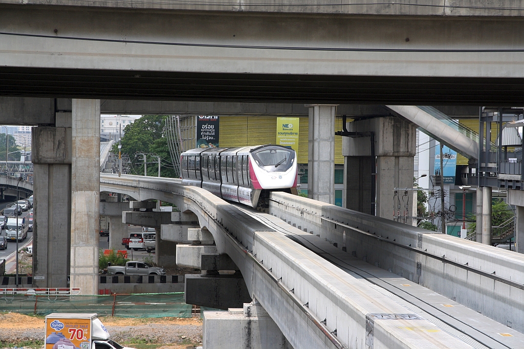 MRT PM15 (Hersteller: Bombardier Transportation + CRRC Nanjing Puzhen, Type Innovia Monorail 300) am 25.März 2024 aus Richtung National Telecom Station (PK13) kommend kurz vor der Lak Si Station (PK14).