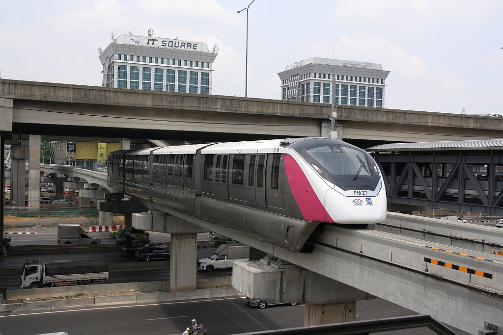 MRT PM27 (Hersteller: Bombardier Transportation + CRRC Nanjing Puzhen, Type Innovia Monorail 300) hat am 25.März 2024 die Lak Si Station (PK14) in Richtung National Telecom Station (PK13) verlassen.