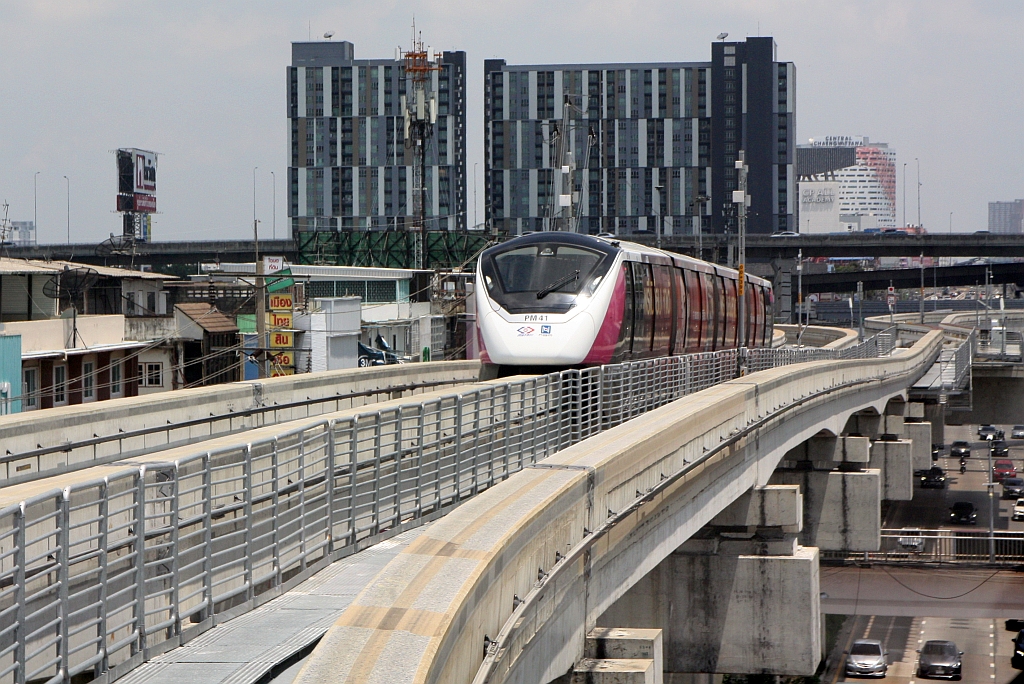 MRT PM41 (Hersteller: Bombardier Transportation + CRRC Nanjing Puzhen, Type Innovia Monorail 300) am 31.Mai 2026 kurz vor der Muang Thon Thani Station (PK10).