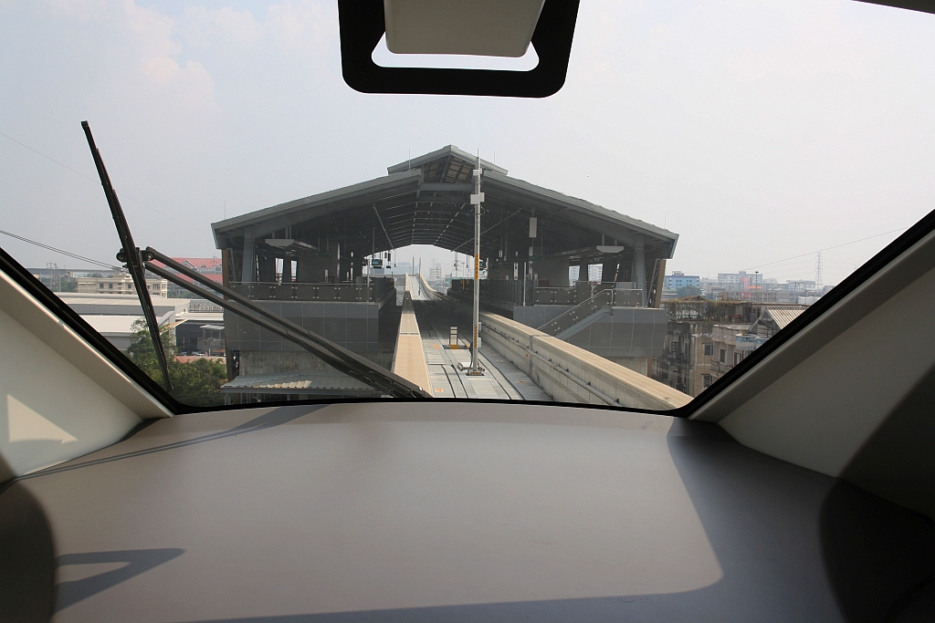 MRT Yellow Line (YL) Si Thepha Station (YL21) am 11.Dezember 2023.
