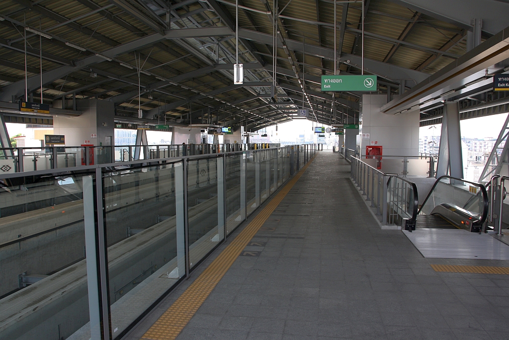 MRT Yellow Line (YL) Yaek Lam Sali Station (YL09) am 11.Dezember 2023.
