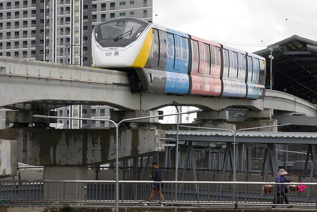 MRT YM02 (Hersteller: Bombardier Transportation + CRRC Nanjing Puzhen, Type Innovia Monorail 300) hat am 28.September 2023 die Hua Mak Station (YL11) verlassen.