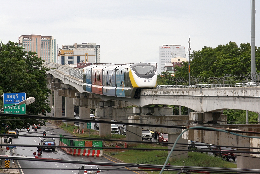 MRT YM02 (Hersteller: Bombardier Transportation + CRRC Nanjing Puzhen, Type Innovia Monorail 300) fährt am 28.September 2023 von der Hua Mak Station (YL11) in Richtung Sri Kritha Station (YL10).