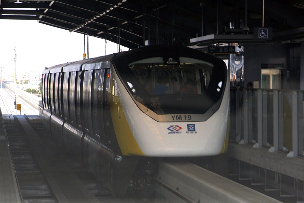 MRT YM19 (Hersteller: Bombardier Transportation + CRRC Nanjing Puzhen, Type Innovia Monorail 300) am 11.Dezember 2023 in der Suan Luang Rama IX Station (YL15) unterwegs nach Samrong.