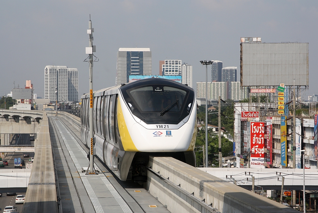 MRT YM21 (Hersteller: Bombardier Transportation + CRRC Nanjing Puzhen, Type Innovia Monorail 300) am 11.Dezember 2023 unterwegs zwischen der Kalantan Station (YL12) und der Si Nut Station (YL13).